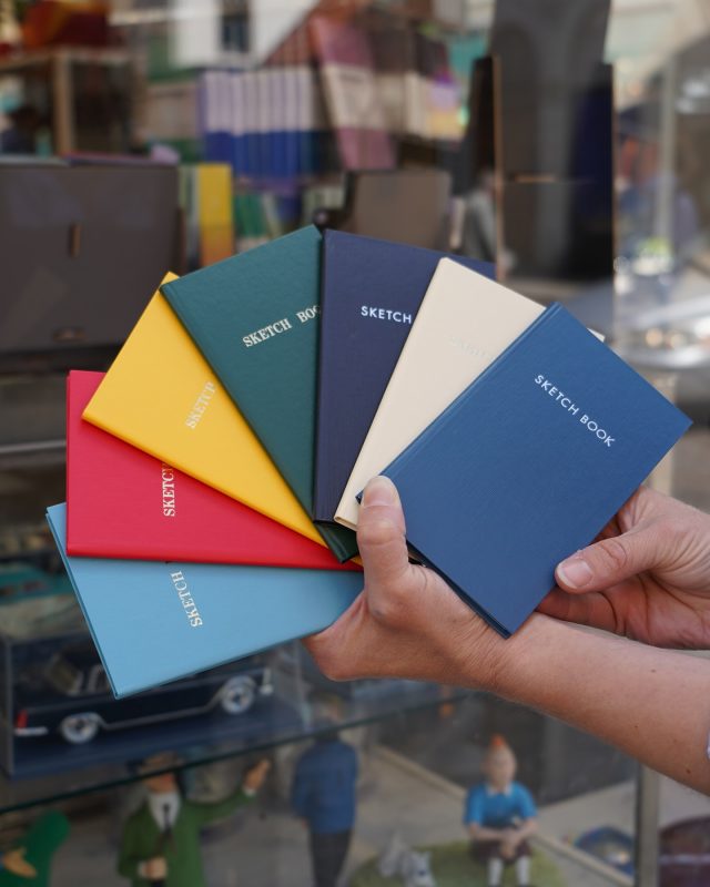Sketch Book Original är en kompakt anteckningsbok i fickformat med ett tjockt och robust hartsat omslag. Den fint rutade inlagan har smuts- och vattenavvisande papper, vilket gör den perfekt för användning på språng. Sketch Book Original tillverkas av Kokuyo i Japan och skapades redan 1959, då för att möta lantmätares behov vid arbete under krävande förhållanden. Priset är 59 kr. 🇯🇵

@kokuyostationery #lexispapper #lundcity #visitlund #kokuyo #kokuyostationery #pappershandel #stationeryshop #papeterie