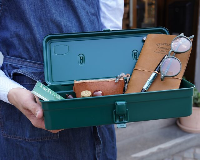 Ännu en liten Toyo steel box fylld med några av våra favoriter - Izipizi läsglasögon, Traveler’s Notebook, bläck i flaska från Herbin och bläckpatroner från Kaweco, nyckelhållare Sonnenleder, reservoarpenna Pelikan M200 och några schackpjäser på vift. 😊

Toyo Steel T320 på bilden kostar mellan 490 kr och 510 kr beroende på färg. Den här är havsgrön! 🌊

#toyosteel #toyosteeltoolbox #lexispapper #lundcity #visitlund #pappershandel #stationeryaddict #sonnenleder #izipizi #stationeryshop @toyosteel