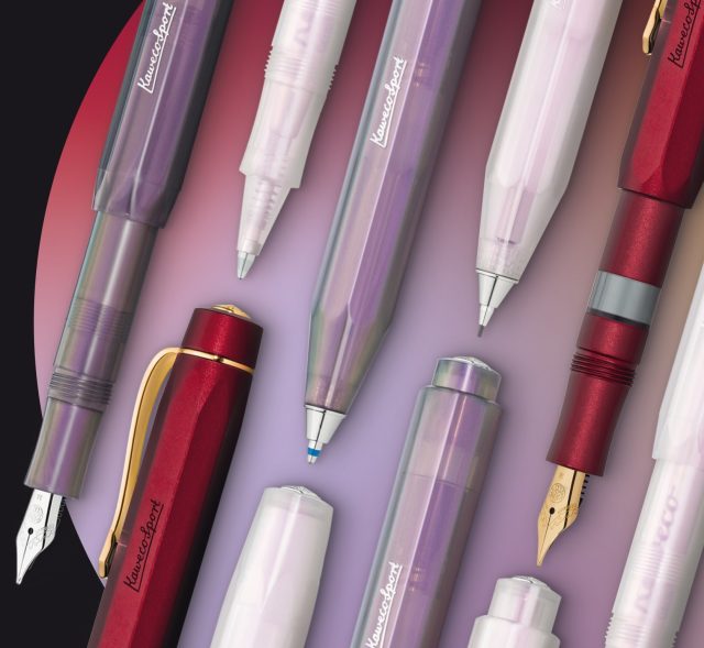 Vinterns nyheter från Kaweco är nu på plats hos oss, med bland annat Kaweco AL Sport Piston Filler i färgen Bordeaux Gold. ❤️ Kaweco Lunar Light Purple har vi gott om, medan Kaweco Lunar Shadow Purple redan är nästan slut. Det kommer dock påfyllning inom kort! 

⭐️ Like velvet in your hand
Our Piston Sport AL series gets more colourful: Just in time for the holidays, our metallic piston filler gets a new, luxurious look. The anodised red surface of the robust aluminium body is highly durable and gives the pen a high-quality haptic. The colour perfectly harmonizes with the added golden elements, which imbue the piston filler with a great elegance. The perfect balance between the weight and diameter of the fountain pen also ensures that one’s hand does not become tired even after long periods of writing.
The transparent ink window allows you to monitor the ink level at all times. If the ink runs out, the piston filler can be refilled quickly and easily thanks to the exceptionally smooth-running refill mechanism. This filling system also enables the use of inks in an unsurpassed variety of colours, as many ink colours are only available in bottles.

The Kaweco Sport Piston Filler is available as a ready-to-use Starter Set with a 32 ml ink bottle in the colour Royal Blue or as a writing instrument without additional ink.