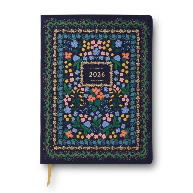 Rifle Papers kalendrar för 2026 finns nu i vår butik och webshop. Det är tidlösa, vackra och funktionella kalendrar med ljuvliga illustrationer och omsorgsfulla detaljer som guldfoliering. Innehållet är lättöverskådligt med månads-, vecko- och årsöversikt. Det finns sektioner för anteckningar, viktiga kom-i-håg och kontakter. Längst bak finns också en ficka för lösa blad, allt i en kompakt och behändig design.

Vi har även väggkalendrar för 2026 och kalendrar för 2025/2026 som sträcker sig från juli 2025 till december 2026. 🌸😊

#riflepaperco @riflepaperco #lexispapper #lundcity #visitlund 

Välkommen in och botanisera i vårt stora sortiment från Rifle paper!