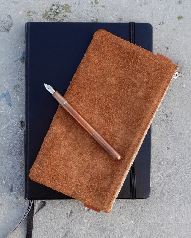 En välanvänd Kaweco Liliput i koppar som bara blir vackrare med tiden, en klassisk skrivbok från Rhodia och ett nytt pennskrin i fantastisk mjuk mocka från Sonnenleder. Bruksföremål som kommer att vara följeslagare länge länge, och som alla är omsorgsfullt tillverkade i Europa. 😊

@kaweco.germany @sonnenleder @rhodia_officiel #lundcity #visitlund #lexispapper