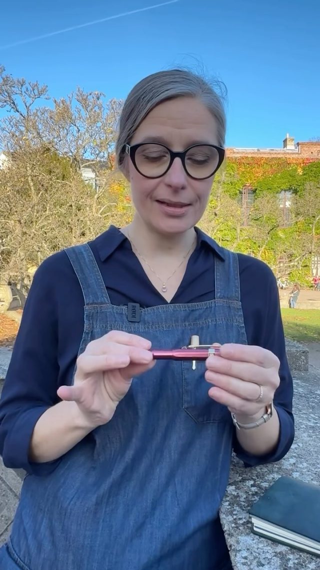 Susanna berättar om sin favoritpenna, en Ruby red Kaweco AL Sport. 😊 Det är bara två veckor sedan vi spelade in den lilla filmen, men det var ett helt annat väder än idag! 🥶

#lexispapper #kawecoalsport #kawecopen #lundcity #visitlund #stationeryshop #pappershandel