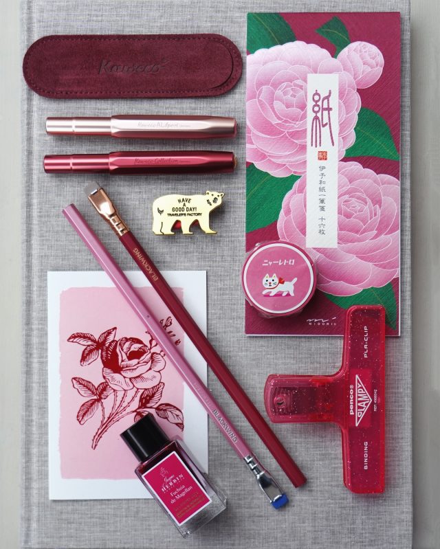 Uppvakta någon du tycker om eller hitta en present till dig själv till Alla hjärtans dag! 💘 Kanske ett nytt bläck som skimrar? En Kaweco AL Sport i den helt underbara färgen Ruby, eller kanske Rose Gold? Pencos clips finns i nya transparenta färger, varav några med glitter. Brevpappret kommer från Midori, tejpen från Hightide och blyertspennorna från Blackwing. Det lilla pennfodralet kommer från Kaweco och passar perfekt för en penna av modell Sport. Finns i många färger och även för två pennor. Välkommen till Lexis Papper! ❤️
