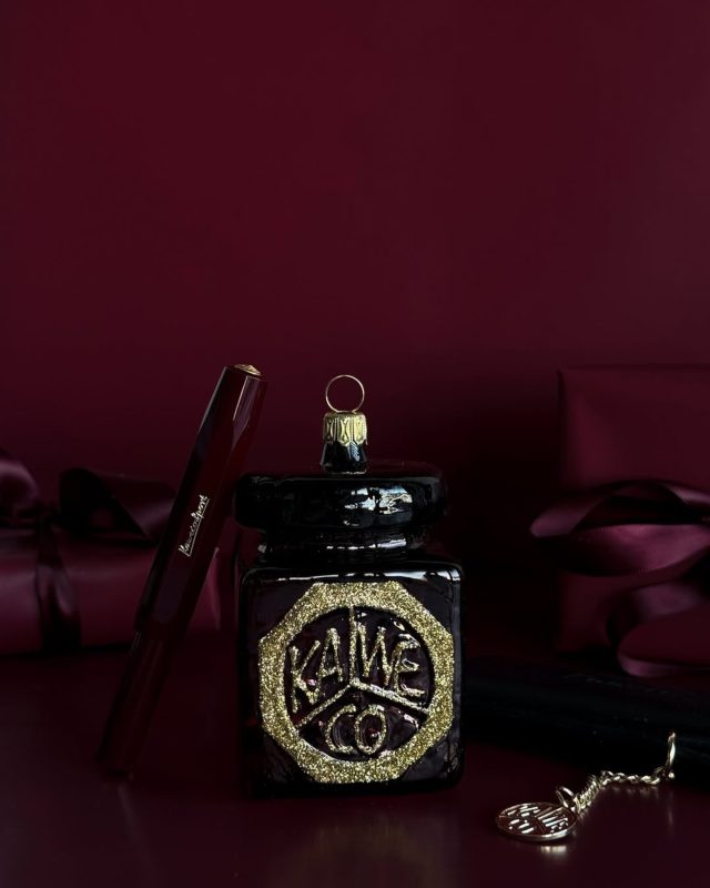 KAWECO GIVEAWAY ❤️
Såhär på en av årets mörkaste dagar bjuder vi på lite ljus i mörkret genom en giveaway! Tävla om Kawecos helt unika julprydnader: en Kaweco Glass Ink Bottle Bordeaux och en Kaweco Deco Glass Fountain Pen. 

Allt du behöver göra för att delta:
1. Följ @lexispapper 
2. Gilla det här inlägget
3. Tagga någon som också skulle vilja hänga bläckflaskan i sin julgran 🎄För en extra chans att vinna, dela det här inlägget i din story!

Vinnaren meddelas på söndag den 14:e december. 
Vi önskar dig lycka till!

De fina bilderna har vi lånat av Kaweco. @kaweco.germany 

#kaweco #lexispapper #giveaway #lundcity #visitlund