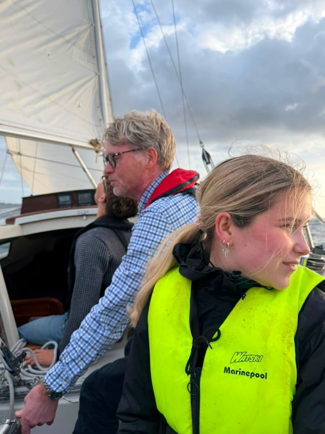 Häromdagen var nästan hela Lexis Papper ute och seglade efter att vi stängt butiken för kvällen. Det var en väldigt fin kväll på Öresund strax utanför Lomma hamn! 💙🌊