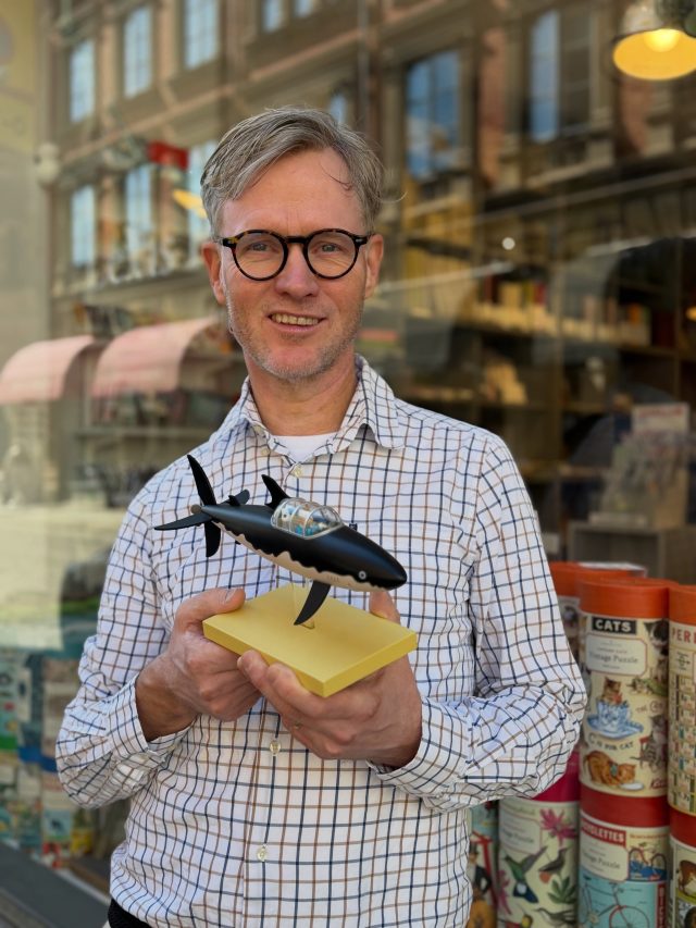 Tintins haj-ubåt är tillbaka & vi har öppet hela helgen: lördag kl 10-16 och söndag kl 12-16. 

Vi önskar er alla en fin nationaldag, och hjärtligt välkomna till Lexis Papper! 🇸🇪