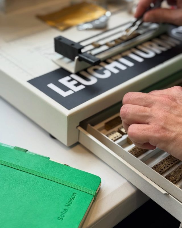 Torsdagen den 11 december kl 12-18 har vi ett präglingsevent där du har möjlighet att få ditt namn präglat på en anteckningsbok från Leuchtturm1917 eller Paperstyle.

Du kan välja mellan guld-, silver- eller blindprägling. Mängden text motsvarar ett namn med för- och efternamn, på en rad. Präglingen är kostnadsfri. 

Det går utmärkt att beställa en skrivbok i vår webbshop och skriva som kommentar att du önskar då den präglad, med vilken text samt guld eller silver, så ordnar vi det och postar skrivboken dagen efter. Det går också bra att komma förbi vår butik och göra en beställning. 😊

#paperstyle #leuchtturm1917 @leuchtturm1917 #lexispapper #lundcity #visitskåne #visitlund