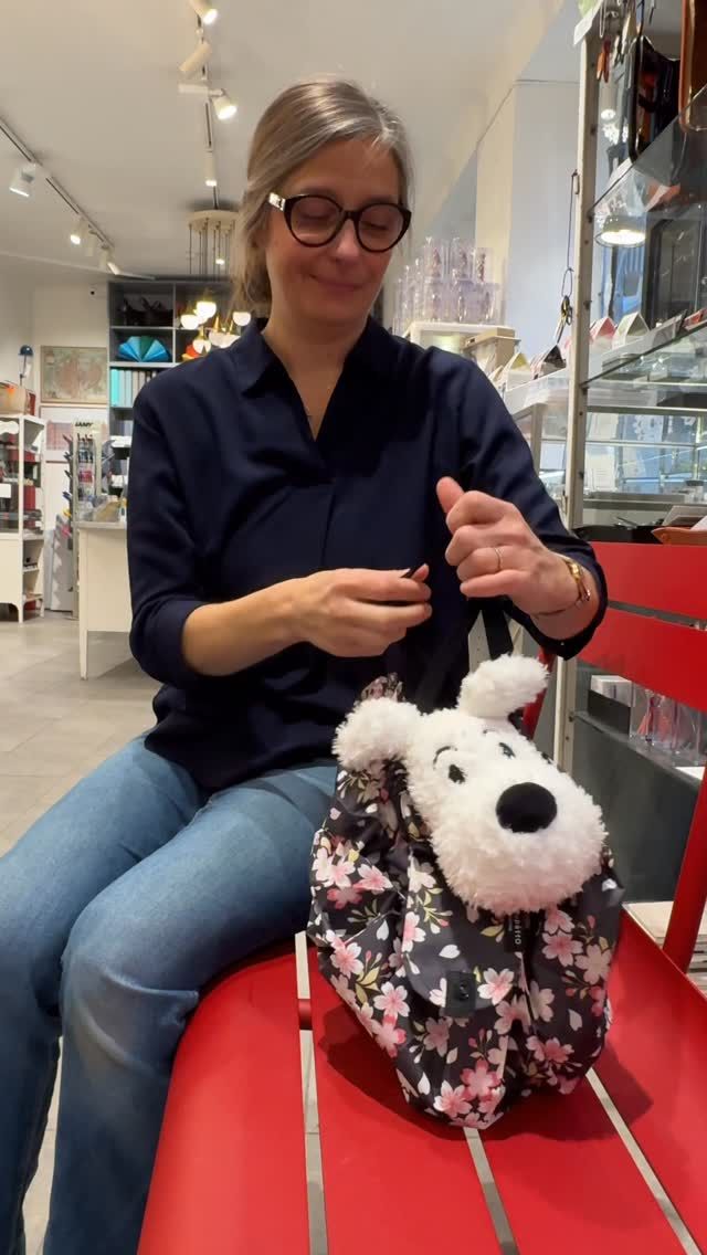 Shupatto är en prisbelönt japansk shoppingkasse som du kan använda om och om igen. Den är smart utformad med patenterade dragspelsveck som gör att kassen expanderar till en stor och rymlig väska vilket Milou får demonstrera, samtidigt som den omedelbart blir platt igen när du drar i dess nedre ändar. Rulla bara ihop den och ta den med dig igen. 

Den är både miljövänlig och snygg, finns i mängder med glada färger och mönster, olika storlekar, och är extremt hållbar. Även efter 100 tvättar är vecken lika skarpa och funktionella. Utforska Shupatto i vår butik eller i webbshoppen. ⭐️

#shupatto #lexispapper #lundcity #visitlund