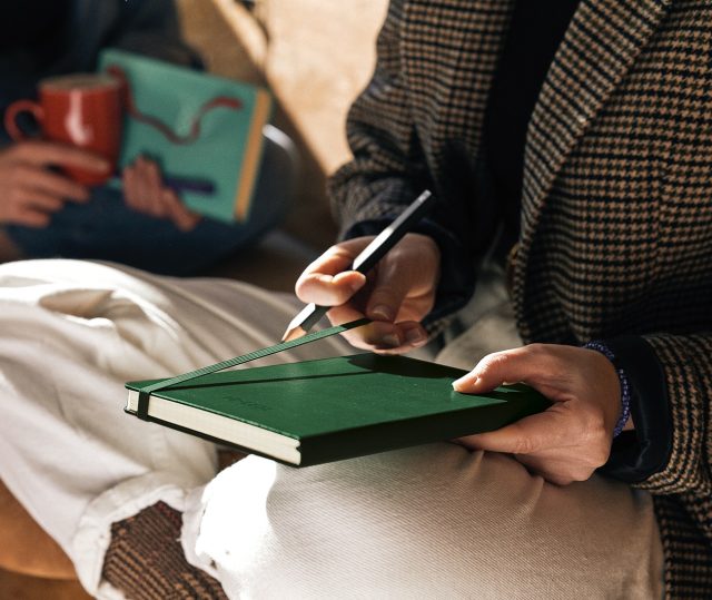 2-8 juni har vi en kampanj tillsammans med Moleskine där du får en valfri bokstav när du köper en klassisk skrivbok med resårband - hård eller mjuk pärm, alla storlekar och alla färger. Även kalendrarna har resårband! Vi har nyligen fått hem 18-månaders kalendrar som gäller från nu och hela 2026.

Vi har alla bokstäver A till Z.

Det går utmärkt att beställa i webshoppen och ange som kommentar vilken bokstav du vill ha.

#moleskine #moleskinepins #lexispapper #lundcity #visitlund #papeterie #stationeryshop #papeterie