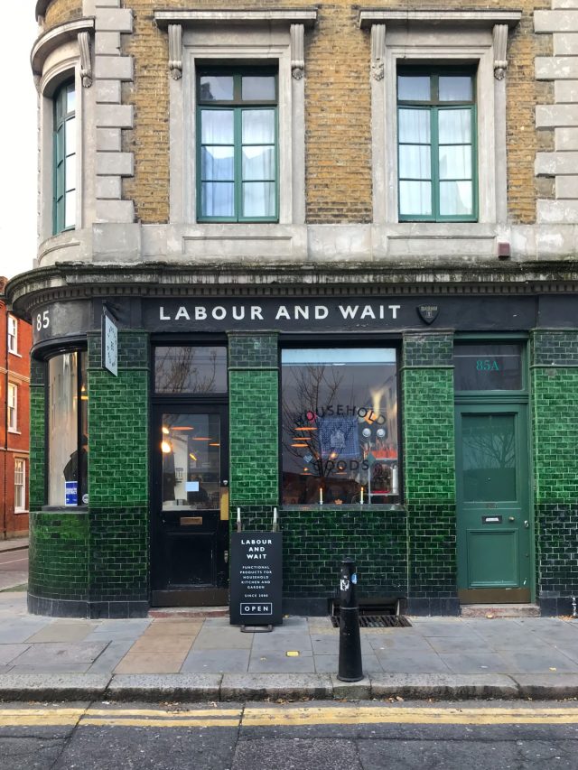 Här kommer några av Lexis Pappers London-favoriter! 🇬🇧 

✏️ Labour & Wait, Redchurch street, Shoreditch
En av de mest inspirerade butiker vi känner till, alla kategorier. De beskriver sig bäst själva: ”We believe in a simple, honest approach to design, where quality and utility are intrinsic.

From hardware to clothing we offer a selection of timeless products that celebrate functional design and which are appropriate in a traditional or contemporary environment”. 

✏️ London Design Center, Mercer street, Seven Dials
Ända sedan starten 1973 är London Graphic Center en av Europas största butiker för kontors- och konstnärsmaterial av hög kvalitet, med ett enormt utbud av skrivböcker, papper, pennor, bläck, färger och mycket annat. 

✏️ Choosing and Keeping, Tower street, Seven Dials
Omsorgsfullt utvalda föremål som håller för alltid, presenterade som om de vore museiföremål, är butikens filosofi. Pennor, bläck, skrivböcker, etiketter och små fina ting som pappersvikter, i en helt utsökt skyltning. 

Utöver dessa vill vi gärna rekommendera pappersavdelningen på Liberty och den lilla fina pappersbutiken Present & Correct som ligger precis vid British Museum, och som också har ett helt underbart Instagram. Vi lägger till L. Cornelissen & Son på Great Russel Street, en butik från 1855 med fantastisk originalinredning som säljer pigment, akvarellfärger, kritor, penslar och många specialprodukter inom t.ex förgyllning. Man kan fundera över vem som kan ha handlat sina färger här, mitt i Bloomsbury, och vem som kanske promenerade förbi. ❤️ 

Grafittimålningen finns på Redchurch street i Shoreditch. 

@labourandwait 
@choosingkeeping 
@londongraphiccentre 
@presentandcorrect

#lexispapper #lundcity