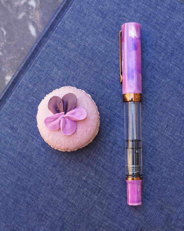 Idag är det premiär för TWSBI Eco Fluorite Purple with Bronze - en reservoarpenna med iögonfallande design och den pålitliga prestanda som har gjort Eco-serien till en favorit världen över. Modellen utmärker sig med en transparent kropp som vackert kontrasteras mot eleganta bronsfärgade detaljer samt en unik, marmorerad lila akryl på både huv och kolvknopp. Detta ger ett sofistikerat, modernt uttryck och en visuell upplevelse när bläcket skvalpar inuti pennan.

Tack vare den genomskinliga kroppen har du alltid koll på bläcknivån. Det inbyggda kolvmatningssystemet (piston filler) rymmer dessutom en imponerande mängd bläck, vilket gör att du kan skriva länge utan avbrott med ett jämnt, pålitligt och mjukt bläckflöde.

TWSBI Eco Fluorite Purple with Bronz kostar 749 kr. 🌸

De två sista bilderna visar andra nyheter från Twsbi! 

Macaron från Patisseriet @patisserietlund 💕

#twsbi #twsbieco #lexispapper #lundcity