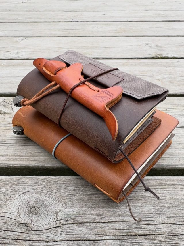 Tusen tack för alla fina och inspirerande bidrag till vår tävling med anledning av Traveler’s Company’s 20-årsjubileum! Det var inte lätt att välja men vinnaren är @allaboutnotebooks bild med en Passport size, en Card Size Notebook och en tax från Fabriano. ❤️👌
Välkommen att hämta en TRAVELER’S notebook 20th Anniversary Customisation Set, men inte förrän den första juli! 😊

@misc.distribution @travelers_company #lexispapper #travelersnotebooks #travelerscompany #lundcity