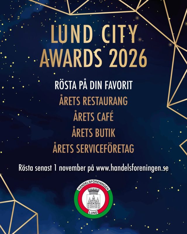 LUND CITY AWARDS 2026 ⭐️⭐️⭐️
- RÖSTA PÅ DIN FAVORIT! 

Med Lund City Awards riktar Handelsföreningen i Lund uppmärksamheten mot de fantastiska butiker, restauranger, caféer och serviceföretag som har sin verksamhet här i hjärtat av Lund. 

Nominera dina favoriter till Årets restaurang, Årets café, Årets butik, Årets serviceföretag och Årets servicestjärna på www.handelsforeningen.se

Röstningen pågår t.o.m. 1 november, varefter en jury noga utvärderar de tre i respektive kategori som fått flest röster, och utser en vinnare. 

Den 19 november ska vi med pompa och ståt kora vinnarna i Lund City Awards 2026 vid en fest på Mejeriet.

Lund City Awards arrangeras av Handelsföreningen i Lund.

#lundcity #visitlund #lundcityawards2026