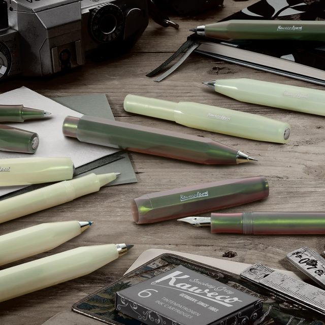 Idag är det premiär för Kaweco Lunar Sport, en vårnyhet från Kaweco som glittrar i två magiska nyanser. Medan färgen Light Green skimrar som ett mjukt månsken, påminner Shadow Green om en frisk vårnatt och spirande blomknoppar. Grönt och bronsfärgat lyser växelvis inom en skimrande färgförändring när du rör pennan i ljuset, vilket skapar spännande färgkontraster. En speciell höjdpunkt i denna serie är den avskruvbara spetsen 060. Jämfört med våra andra reservoarpennor i plast kan spetsen på Lunar-reservoarpennan enkelt bytas ut mot en annan spetsstorlek eller spets i ett annat material, i efterhand.

Pennorna finns från idag i vår butik och webshop, men de får säljas först den 18:e mars. Det går utmärkt att förbeställa Kaweco Lunar Sport, så skickar vi paketet den 18:e mars!

#kaweco #kawecolunarsport #lexispapper #lundcity