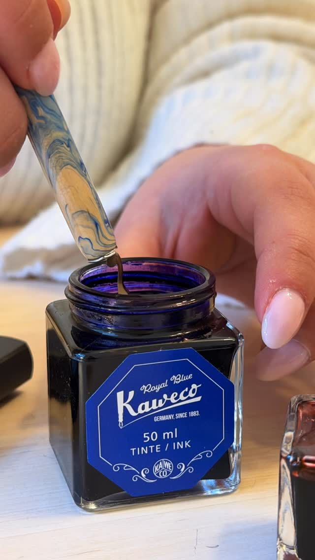 En förhandstitt på nya stifthållare och kalligrafistift som vi snart presenterar närmare! Den som skriver så fint är vår medarbetare Sara som gärna visar vad vi har att erbjuda den som är intresserad av kalligrafi. 💙

#kalligrafi #bläck #handskrift #lexispapper #lundcity