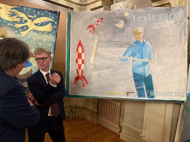 Vi är mycket hedrade och stolta över att ha blivit föremål för en av Lukasgillets planscher! Den är skapad av konstnären Bo Cronqvist, målare och grafiker verksam i Lund, just nu representerad på Galleri Jäger & Janssons julutställning som pågår t.o.m. 4 januari. 
Hemsida: www.bocronqvist.se

Den mycket kärnfulla texten är skriven av Johan Stenström, litteraturvetare och professor. ⭐️

”Hörnet Klostergatan/Stora gråbrödersgatan är en av de mest centrala platserna i staden Lund. Denna gatukorsning har funnits sedan medeltiden. I denna hörnbutik finner man Lunds mest unika och mest uppskattade pappershandel. ”Lexis papper och vapen”.
 
På bilden ser vi butiksinnehavaren Sven Petter Hovelius när han tvättar sitt butiksfönster. Konstnären Bo Cronqvist ertappade ägaren när denne en tisdagsförmiddag egenhändigt rengjorde rutorna. Chockade lundabor duckade när de rundade hörnet inför den vattendränkta borsten som svingades i olika väderstreck. Konstnären Cronqvist tog en bild som nu gått till eftervärlden.
 
Alla noterar hur blid, rentav from Hovelius ter sig, men granskar man hans forehand med den blöta tvättborsten och betänker att han säljer vapen, det vill säga pennor – demokratins och frihetens försvarsmedel framför andra – inser man att bakom den milda framtoningen döljer sig en kämpe som visserligen verkar i det tysta men som hämtar sin kraft från en hjälte som sedan 1929 fascinerat generationer av unga människor. I butiken kan man finna attribut och materiella manifestationer kända från olika TinTinäventyr, som här TinTin på månen. Dessutom, tycker ni inte att Tintin och Hovelius är ganska lika varandra?!

En applåd för konstnären Bo Cronqvist”.