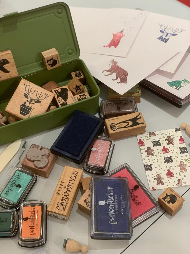 Det är är bilder från när vi julpysslade i butiken häromdagen, med stämplar, bläck, pennor och kort som alla finns i vårt sortiment. 😊 Tove ritade en fin krans med domherrar och en hare på dörren, och använde då Sharpie’s Acryllic Marker. Det är pennor som är fantastiska att rita med säger Tove. Spetsen behöver inte tryckas ned för att få mer färg utan den flödar som i en vanlig tuschpenna. De fungerar utmärkt på glatta material som en fönsterruta (eller en pumpa 🎃 vid Halloween) och tvättas bort med vatten. Vi säljer dem i tvåpack svart/vit eller i ett paket med fem olika färger.