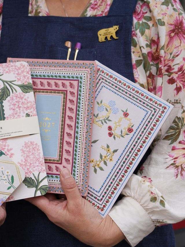 Vår butik fylls just nu på med mängder av nya kalendrar för 2027. Susanna visar några av nyheterna från Rifle Paper som är otroligt fina! 🌸 

Webshoppen är uppdaterad med Rifle Paper, Cavallini, Filofax och Almanacksförlaget. Mer kommer inom kort!

#riflepaperco #lexispapper #lundcity