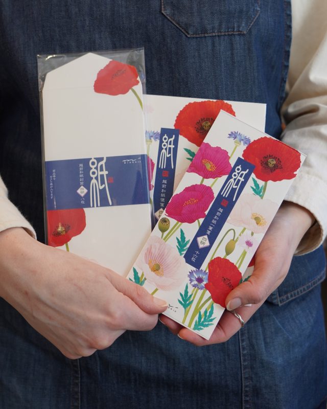 Vårfina nyheter från Midori i form av Message Letter Pad Silkprinting med motiven Poppy, Cherry Blossom och Strawberry. 🌸 Innehåller 16 brevpapper tryckta på Iyo Washi papper, kuvert med samma motiv säljs separat. 

#midori #lexispapper #lundcity #pappershandel