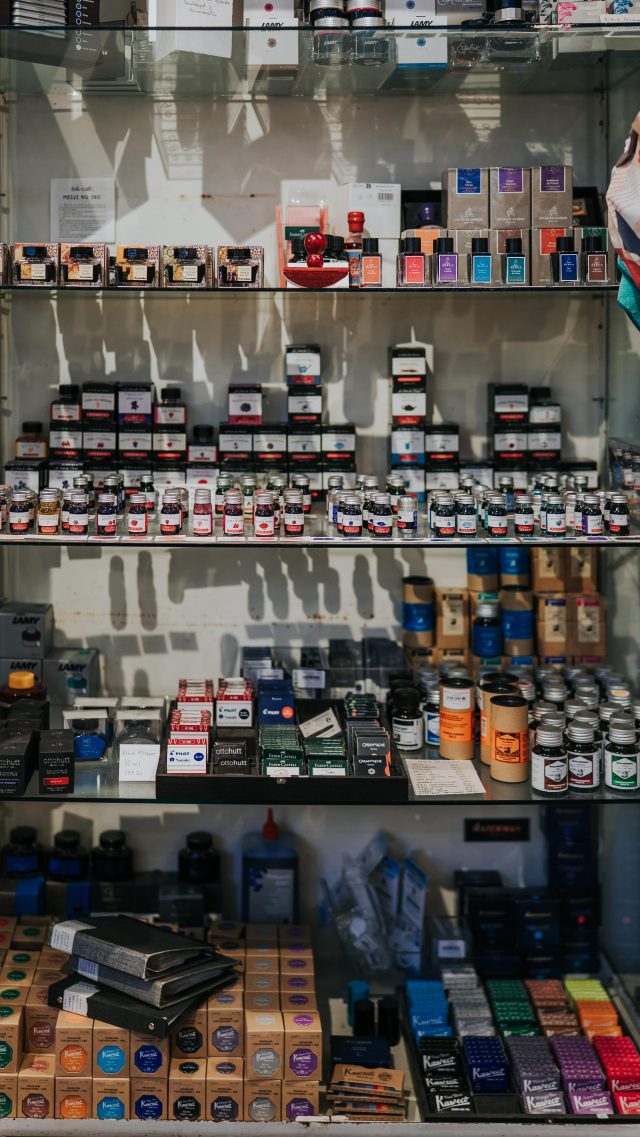 Nora berättar om sin favoritavdelning på Lexis Papper - vår hylla med bläck. Här finns ett stort och brett sortiment som vi gärna guidar dig i, med tillverkare som Herbin, Lamy, Parker, Caran d’Ache, Pilot, Rohrer & Klingner, Kaweco, Otto Hutt, Pelikan, ZIG, Platinum och Waterman. 😊

#bläck #ink #lexispapper #lundcity #visitlund #pappershandel #stationeryshop