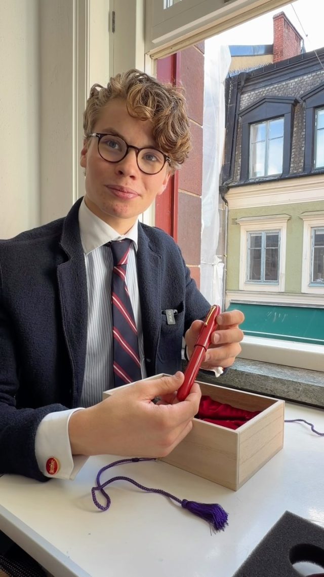 Oskar presenterar en nyhet hos oss på Lexis Papper: reservoarpennor från Namiki. 🇯🇵❤️

Välkommen till oss i helgen! Vi har öppet som vanligt lördag 10-16 och söndag 12-16.

#namiki #namikipen #pilotnamiki #lexispapper #lundcity