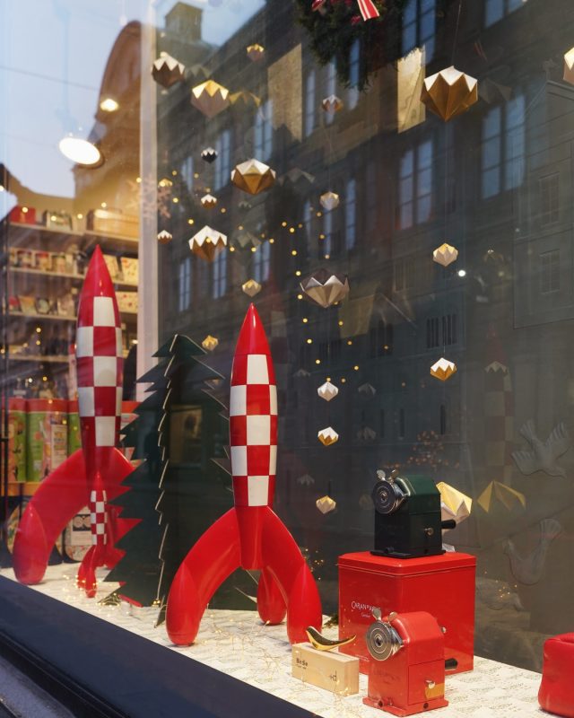 Tintins raket, pennvässaren Sharpening Machine från Caran d’Ache, en guldfärgad Kaweco AL Sport och brevsprättaren Birdie i vårt julfina skyltfönster! ⭐️

Idag har vi som vanligt söndagsöppet kl 12-16.  Vi önskar er all en glad advent! 🕯️

#carandache #kawecoalsport #tintin #lexispapper #lundcity #visitlund #visitskåne #pappershandel #stationeryshop