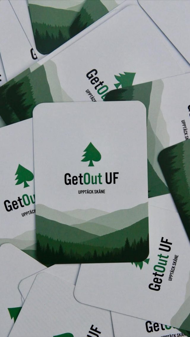 Vi är mycket glada över att presentera ett av resultaten av årets Ung Företagsamhet i Lunds gymnasieskolor: kortleken ”Upptäck Skåne”. Kortleken har skapats av UF-företaget GetOut som består av Ludvig, Noah, Oskar och Filip som alla går på Polhemsskolan. ”Upptäck Skåne” är en kortlek som inspirerar till upptäcktsfärder i Skåne genom QR-koder kopplade till 52 olika vandringsleder som presenteras med generöst med information. ”Upptäck Skåne” säljs hos oss på Lexis Papper, kostar 219 kr, och är en helt perfekt julklapp! 

Vad är det? Upptäck Skåne är en spelkortlek med 52 unika kort, där varje kort representerar ett eget äventyr någonstans i Skåne. På kortens framsida finns en QR-kod som leder till en digital sida med allt du behöver för att komma iväg:
* Startpunkt och vägbeskrivning
* Karta över leden
* Svårighetsgrad
* Tid och längd
* Packlista och tips
* Information om tillgång till vatten, rastplatser och annat praktiskt
* Regler att tänka på
* Videos och tips från oss

Kortleken fungerar precis som en vanlig kortlek – du kan spela poker, vändtia eller vilket spel du vill. Men den är också något mer: ett verktyg och en inspirationskälla för att komma ut i naturen. Dra ett kort, scanna koden och låt äventyret börja!

Varför en kortlek? Vi ville skapa något enkelt, roligt och tillgängligt som både kan ligga framme hemma och påminna om att ta sig ut, och som kan användas spontant tillsammans med vänner eller familj. På så sätt blir kortleken både en spelupplevelse och en äventyrsguide i ett.

För vem? Upptäck Skåne passar för alla – oavsett om du är van friluftsmänniska eller nybörjare. Det kan vara ett perfekt sätt att upptäcka nya platser, göra något annorlunda på helgen eller hitta enkla äventyr att dela med andra.

Vårt mål Vi vill göra friluftslivet tillgängligt för alla – oavsett erfarenhet – och inspirera särskilt unga att välja äventyr, gemenskap och frihet framför att fastna framför skärmen. Naturen är öppen för alla, och vi vill visa hur enkelt det kan vara att ta första steget ut.

Släpp luren – ut i naturen

@getout.uf #ufföretag #lundcity #lundskommun # isotöund #polhemskolan