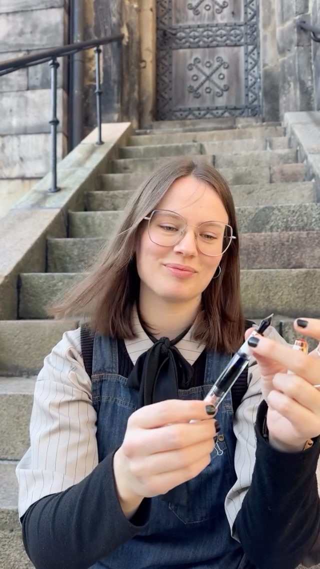 Idag börjar Lexis Pappers adventskalender, med målet att presentera en favorit från vår butik varje dag. ⭐️ Vi börjar med Nora som berättar varför hennes favoritpenna är Twsbi Diamond 580, och vilket papper hon helst skriver på. 

Twsbi är en taiwanesisk reservoarpenna vars höga kvalitet, utmärkta funktion, stora bläckbehållare och fördelaktiga pris, gör den till mångas favorit. Vi har olika modeller och färger med pris från 529 kr. Noras Twisbi Diamond 580 white rosegold kostar 1179 kr. 

#twsbi #twsbidiamond580 #lexispapper #lundcity #visitlund #pappershandel #stationeryshop