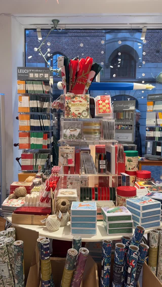 Julkort, omslagspapper, juliga etiketter, band och snören, material till pysselprojekt, lack och mycket annat hittar du här! 🎄🎅🏼

#lexispapper #visitlund #lundcity #skyltsöndag #visitskåne