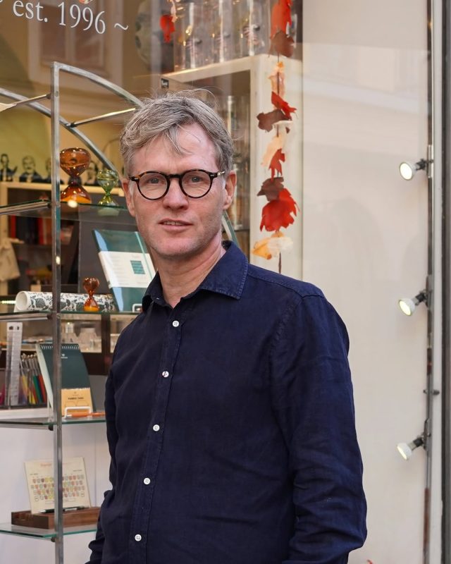 Vi deltar i Lund City Strong Streets 1-7 september med försäljning utanför vår butik av udda, enstaka och utgående produkter, med reservation för dåligt väder. 

Därtill håller Sven Petter Hovelius en presentation måndag kl 16.30 på gården med Finstas muralmålning bredvid Lexis Papper, på tema ”Lexis Papper & handel i Lunds stadskärna ur ett historiskt perspektiv”. 

Sven Petter bjuder på en inblick i sin verksamhet och berättar varför han tycker att Lund är åtminstone Sveriges bästa handelsplats. Det är också en av Sveriges äldsta handelsplatser och just kvarteren mellan Domkyrkan och Grand Hotel rymmer en lång tradition av handel och hantverk.

Sven Petter avslutar med att visa filmen ”Sankt Jakob och Apotekaren”, ett unikt dokument från 1970-talets början . Filmen är ca 20 minuter lång och porträtterar med stor värme människor och deras verksamheter i dessa två kvarter i hjärtat av Lund. Kom förbi!

#lexispapper #lundcity #visitlund #visitskåne #lundcitystrongstreets