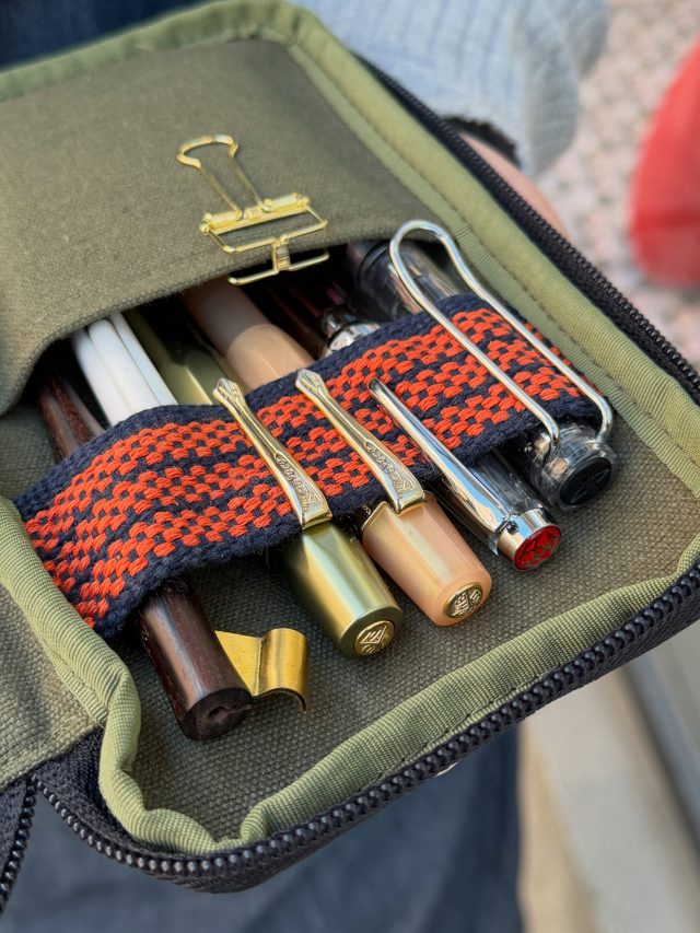 Det här är vår medarbetare Saras pennskrin som kommer från det japanska företaget Robinson, fyllt med hennes favoritpennor från Kaweco, Lamy, Ohto och Twsbi, en samling nibbar, akvarellfärger och ett litet block. En utförlig presentation finns i ett inlägg från den 2:e juni. ✒️❤️

Midsommarhelgen håller vi stängt fredag, lördag och söndag. Vi önskar er alla en Glad midsommar! 🌸

#lexispapper #lundcity #kaweco #twsbi @robinson_agency @kaweco.germany @twsbi