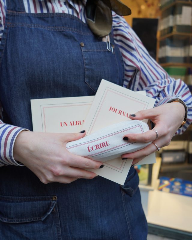 På Lexis Papper och i vår webshop hittar du skrivböcker från Gallimard i många olika storlekar och varianter. 🇫🇷

Gallimard är ett franskt bokförlag som grundades i Paris 1911, och det är än idag ett av Frankrikes största förlag. De har genom åren publicerat bland annat Simone de Beauvoir, Albert Camus, Jean-Marie Gustave Le Clézio, Milan Kundera, Patrick Modiano och Marcel Proust. Många menar att Gallimard har den bästa bibliografin i världen.

Deras böcker har haft exakt samma utformning sedan 1911, ett crèmefärgat omslag med text i typsnittet ”Didot” och en enkel inramning med tunna linjer i rött och svart. Deras skrivböcker följer denna mall, och har titlar som refererar till några av deras mest betydande och älskade verk som ”Les années” (Åren) av Annie Ernaux och ”Les Mots” (Orden) av Jean-Paul Sartre. Etuiet med sex blyertspennor innehåller därutöver också ”sex karaktärer på jakt efter en författare”. 😊

Skrivböckerna är tryckta i Frankrike på papper av hög kvalitet, de är trådbundna och diskret linjerade. Välkommen att utforska vårt sortiment av Gallimard! 🇫🇷 ❤️

#gallimard #papeteriegallimard #finestationery #lundcity #visitskåne