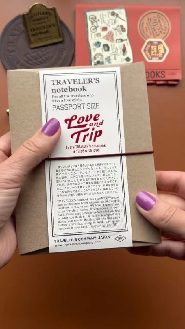 Lånat av @allaboutnotebooks 🥰Unboxing my Love and Trip passport TN! I was worried it would be a bit too red for my taste, but it’s a dark burgundy red and I really like it! I might have to start a wine journal just to match it 🍷 🤗

Supporting my local stationery store @lexispapper ❤️

#loveandtrip #loveandtrippassport #loveandtriptn
#unboxingplanner
#unboxingloveandtrip