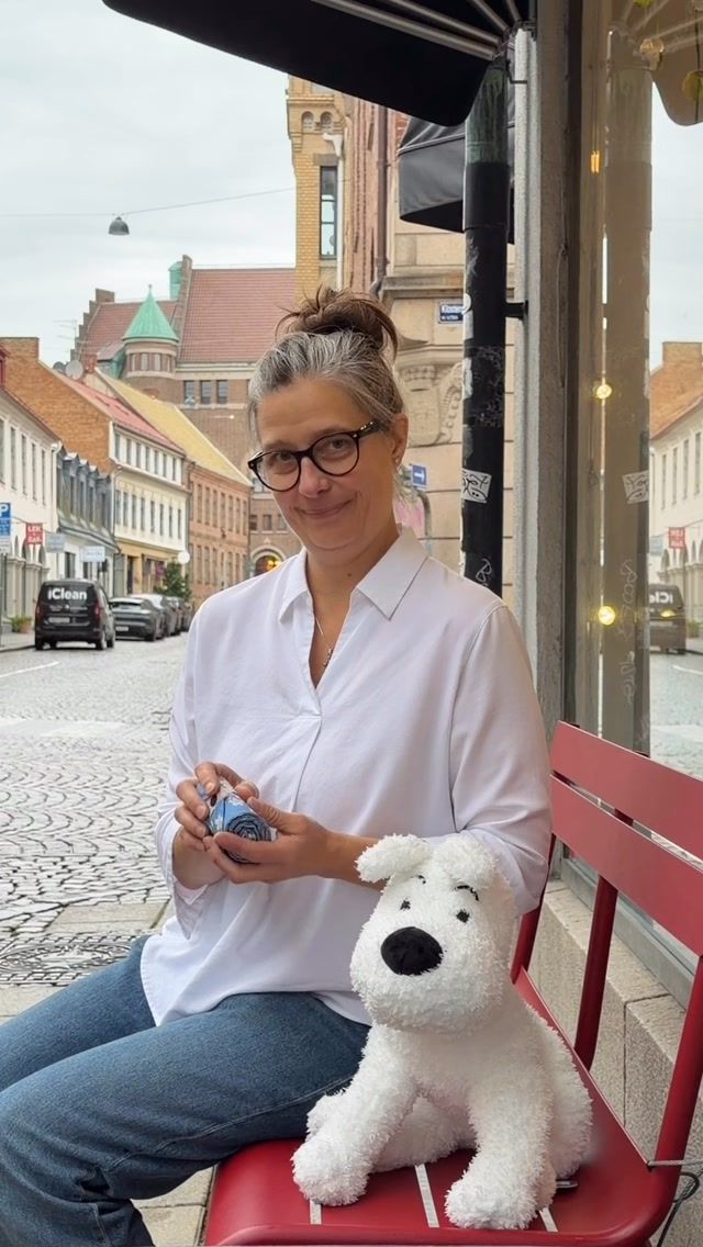 Shupatto-väskor är prisbelönta, japanska tygkassar som är kända för sin patenterade konstruktion som gör att de kan vikas ihop på en sekund. Du drar i väskans två ändar så fäller den ihop sig till ett platt band som enkelt rullas ihop. Väskorna formar sig flexibelt efter innehållet med en tydlig botten som gör den perfekt att bära det allra mesta i, även Milou : ) Vi har två olika storlekar, pris från 298 kr.