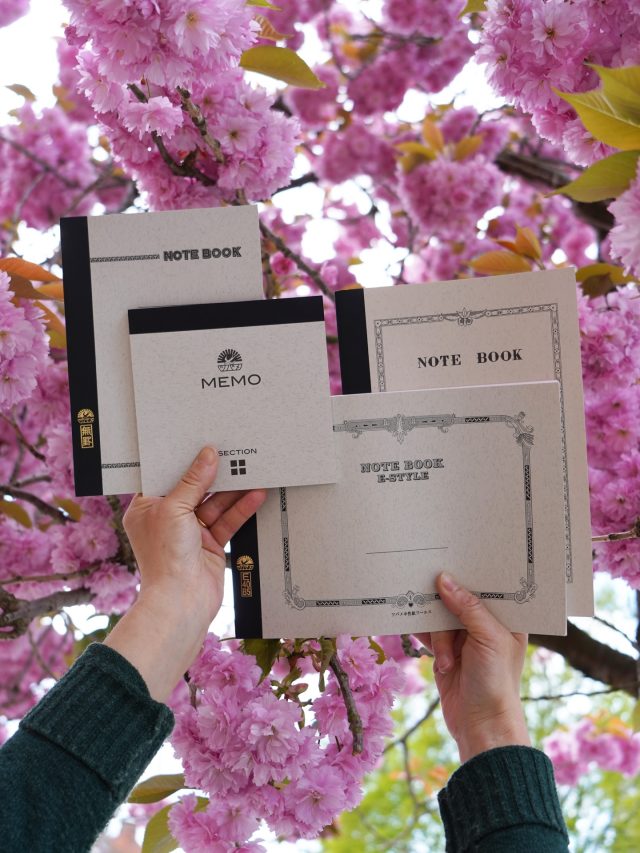 Japanska skrivböcker & japanska körsbärsträd i hjärtat av Lund! 🌸

Skrivböckerna kommer från Tsubame och tillverkas i Tokyo sedan 1947. Deras klassiska grå omslag med svart rygg, guldpräglat produktnummer och högkvalitativt papper har förblivit kännetecken under nästan 80 år. 

Tsubame tillhör de mest ikoniska av alla japanska pappersprodukter och är mångas favorit. Det högkvalitativa pappret är ytterst slätt, behagligt, har en varm ton och passar utmärkt för reservoarpennor. Skrivböckerna kostar från 69 kr.

#tsubame #lexispapper #japanesestationery #lundcity