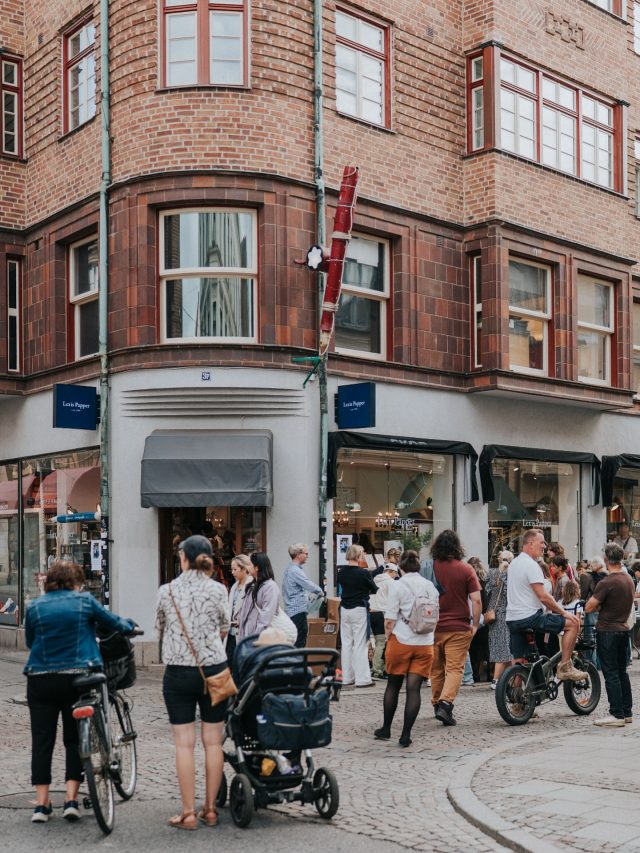 Välkommen till Lexis Papper i helgen! Vi har fyllt på butiken med nyheter och favoriter från bland annat Midori, Leuchtturm och Cavallini, och höstnyheter från Kaweco som vi tycker är helt fantastiskt fina. 
Öppet lördag 10-16, söndag 12-16.  Trevlig helg! 

Bilden är tagen av vår vän Loc på Kulturnatten när vi hade loppis. 😊 📸 @locvotos 

#lexispapper #lundcity #visitlund #pappershandel #stationeryshop #prettycity