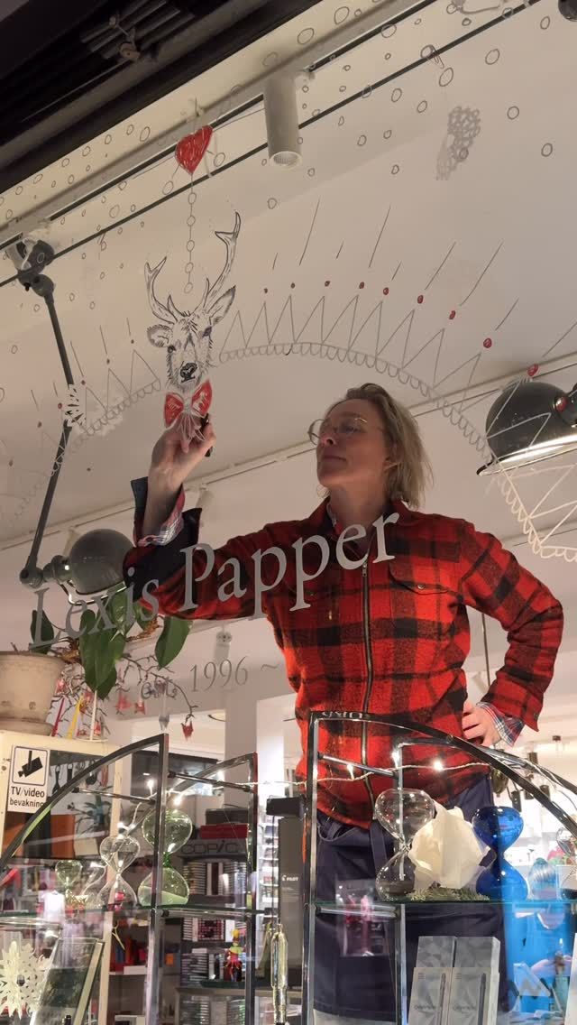 Tove fortsätter sitt arbete med att göra våra fönster julfina! ❤️🎄 Pennorna som används är Sharpie’s Acryllic Marker som fungerar utmärkt på glatta material och tvättas bort med vatten. 

Trevlig helg! 

#sharpie #sharpieart #sharpieartist #sharpieacrylicmarkers #sharpiemarker #christmaswindow #lundcity #visitlund #lexispappet