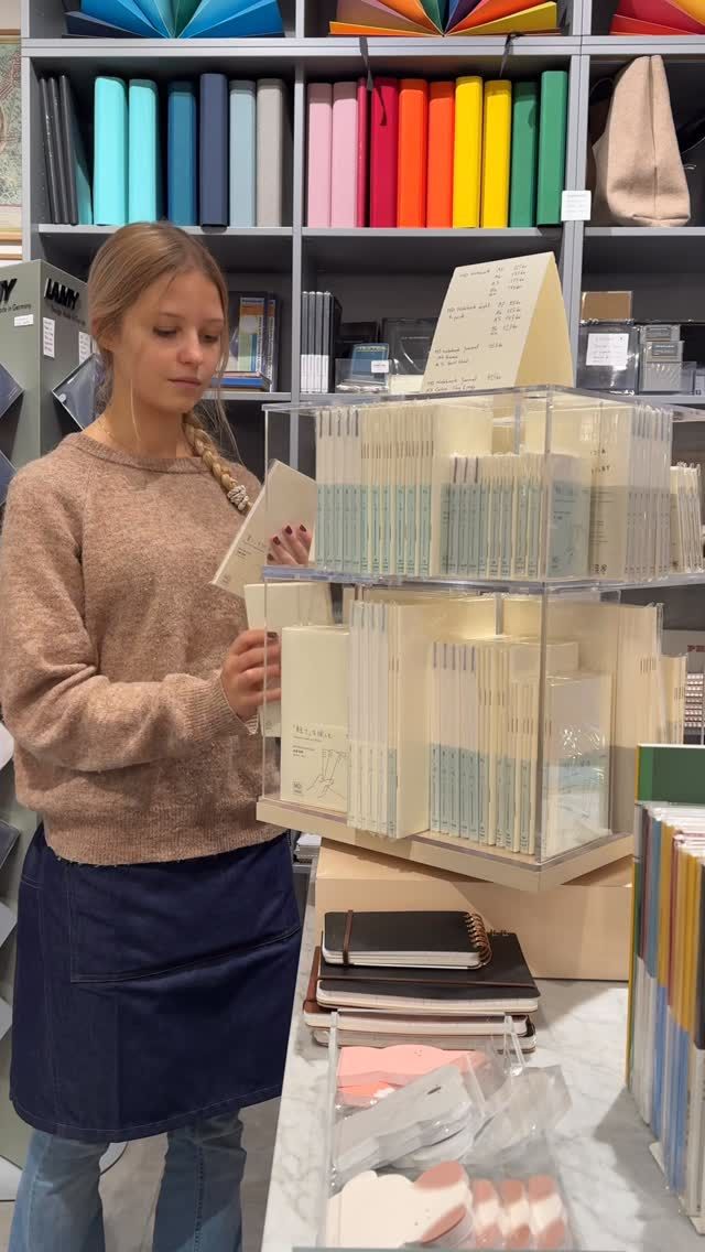 Vårt stora sortiment av Midori är påfyllt med både nyheter och alla klassiska produkter. Välkommen till Lexis Papper i helgen - vi har öppet lördag 10-16 och söndag 12-16. 🍁