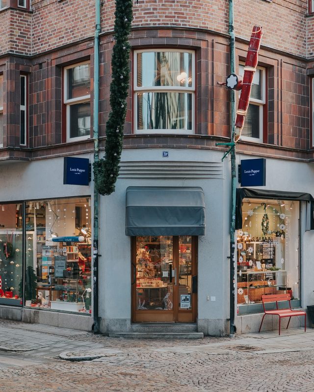 Imorgon är sista dagen att rösta i Handelsföreningens tävling om Lunds finaste julskyltning som äger rum på www.handelsföreningen.se. ⭐️ Du som röstar deltar i utlottning av LundCity presentkort. 

Hos oss är det Tove som ansvarar för våra fina fönster, med allt från kompositionen av helheten till egna illustrationer och papperspyssel i säsong. ❤️

Idag har vi som alltid söndagsöppet kl 12-16.  Varmt välkommen! 

#söndagsöppet #lundcity #visitlund #visitskåne