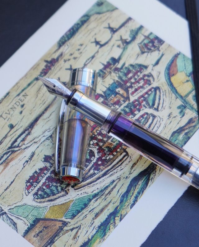 Twsbi 580AL Diamond är en vacker, stilren och omsorgsfullt formgiven reservoarpenna som är mycket behaglig att skriva med. 

Med den fina pumpmekanismen fyller du pennan direkt från en bläckflaska, och bläcktanken rymmer ovanligt mycket bläck. Att man kan se sitt favoritbläck skvalpa runt inne i pennan är ett extra plus 😊. Vi har reservoarpennor från Twsbi i olika modeller och färger, med pris från 539 kr. Pennan på bilden kostar 1069 kr. 

Kortet visar den äldsta kända kartan över Lund, hämtad från Braun & Hogenbergs stora verk om världens städer från 1500-talets slut. Vi trycker själva dessa dubbla kort, på papper med rivna kanter tillverkat i Florens. Kostar 39 kr med kuvert. 😊

#lexispapper #lundcity #twsbi #braunhogenberg